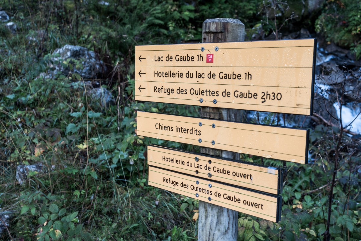 Wegweiser für Wanderer an der Pont d'Espagne zum Lac de Gaube