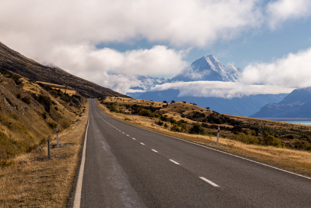 Straße mit Blick auf den Mount Cook