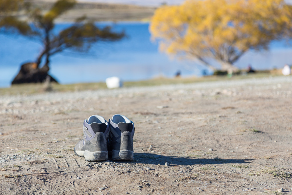 Wanderschuhe vor dem Lake MacGregor