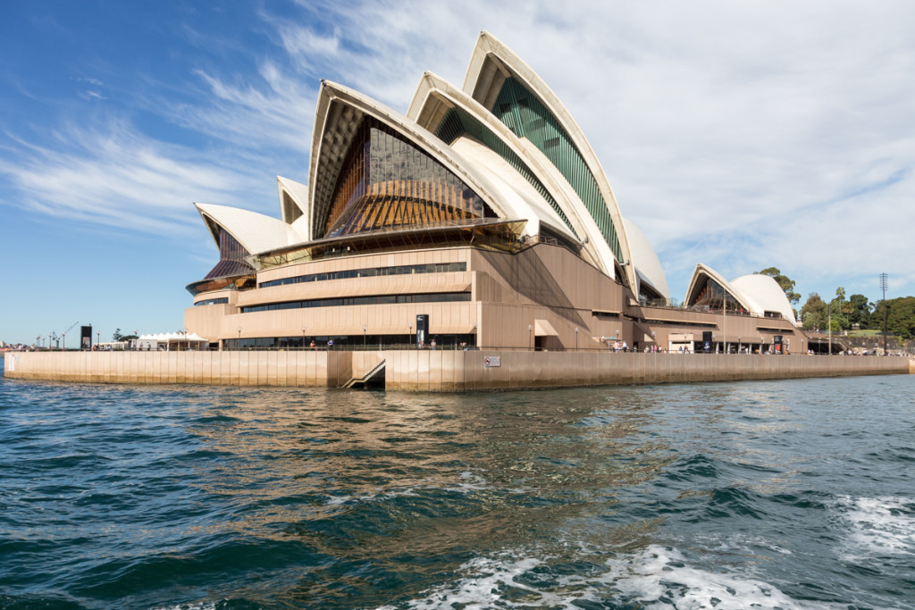 Das Opernhaus von Sydney vom Wasser aus betrachtet