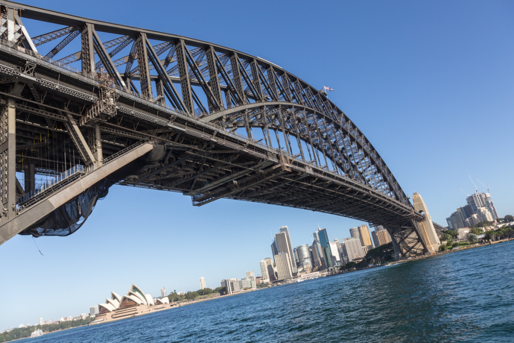 Sydney Harbour Bridge mit Skyline und Opernhaus
