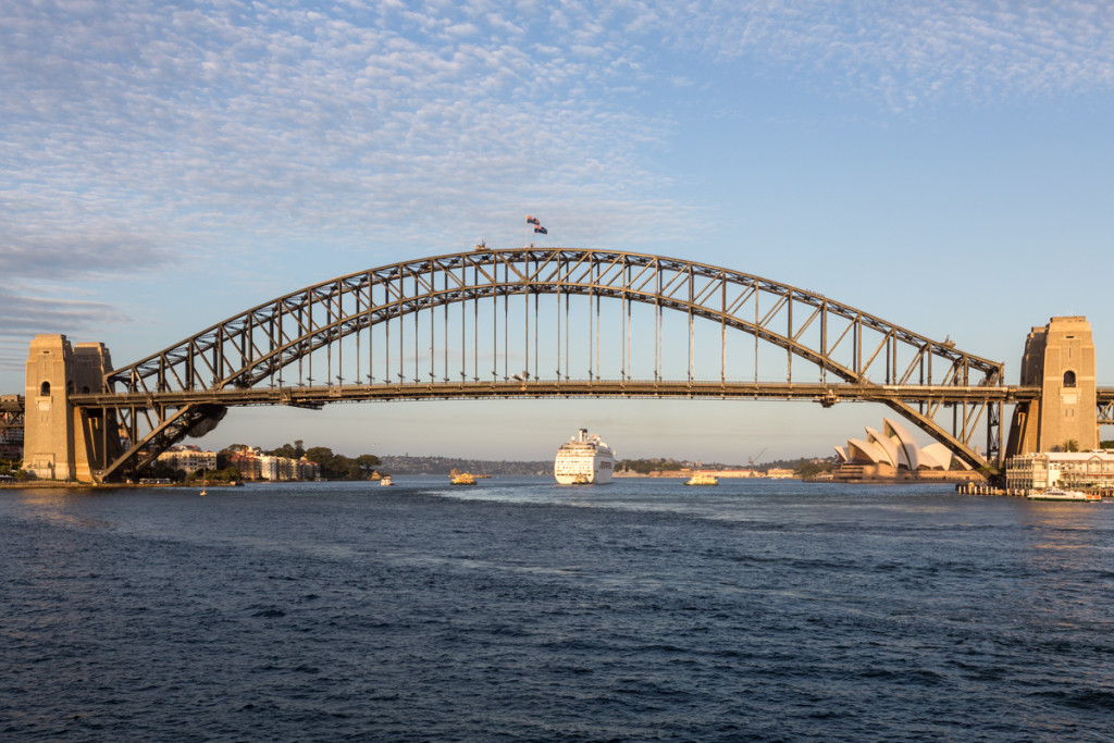 Kreuzfahrtschiff unter der Sydney Harbour Bridge