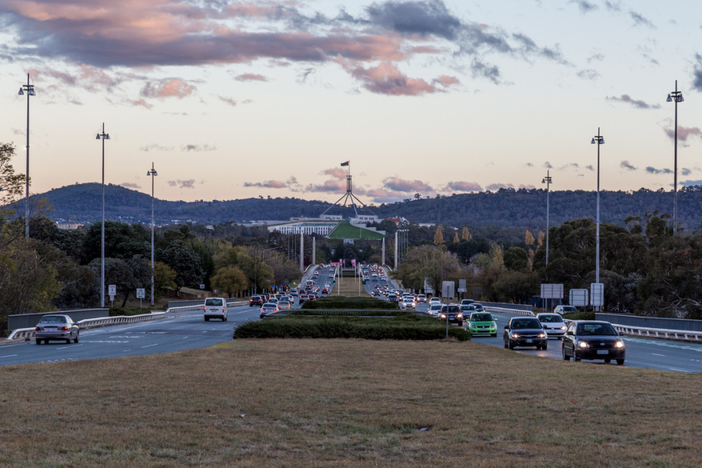 Straße zum Parlamentsgebäude in Canberra