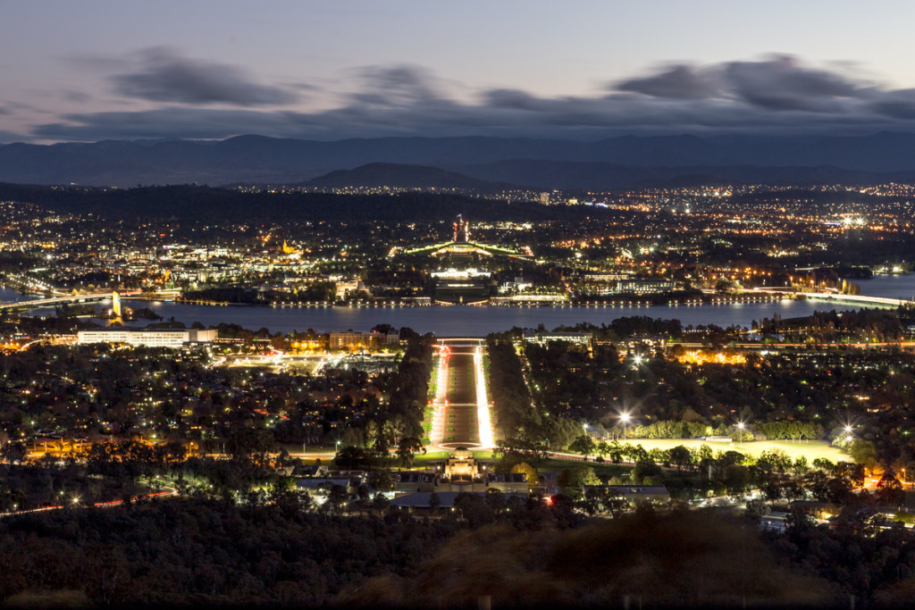 Nächtlicher Blick vom Mount Ainslie auf Canberra