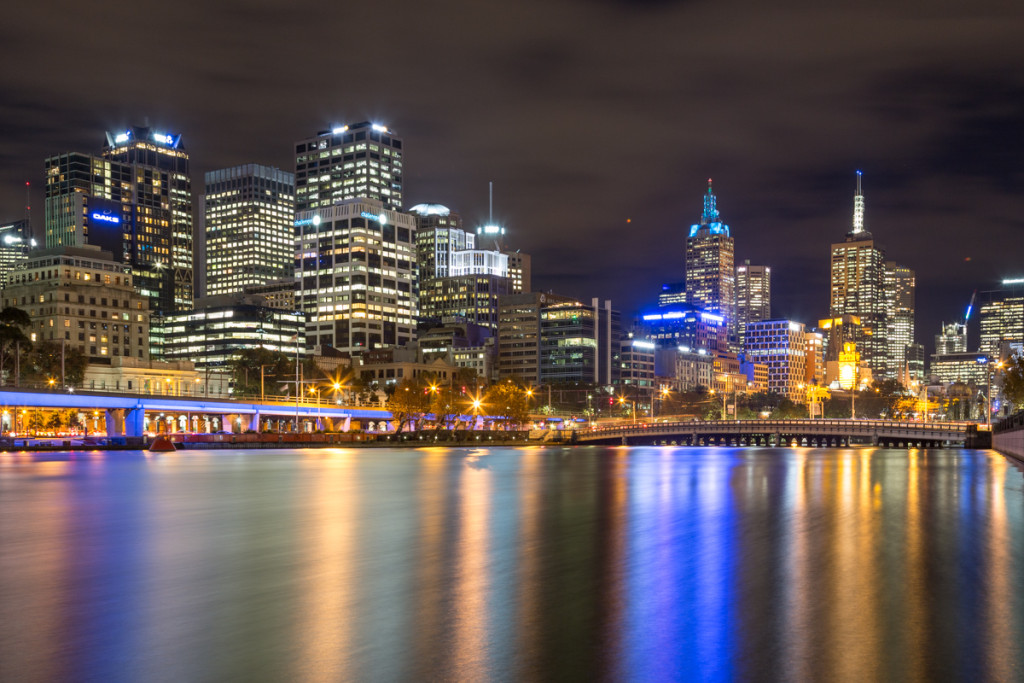 Yarra River mit der Skyline von Melbourne bei Nacht